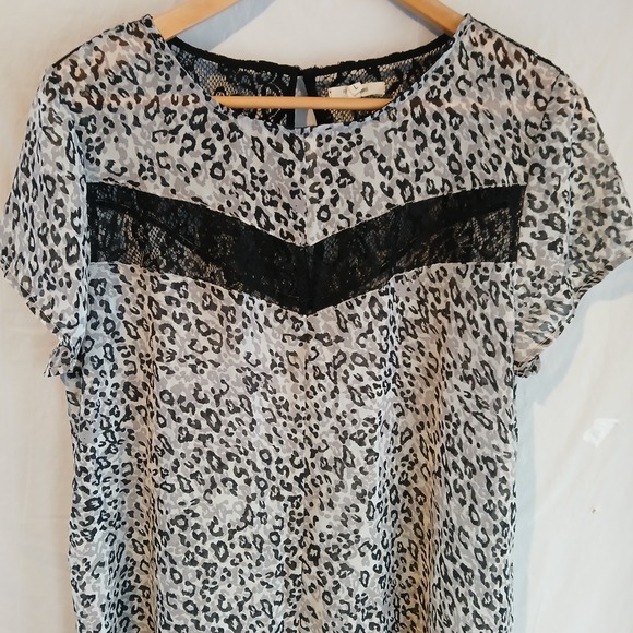 Maurice's Women's Size Large Top Black And White Pattern With Lace Accent - Picture 2 of 7